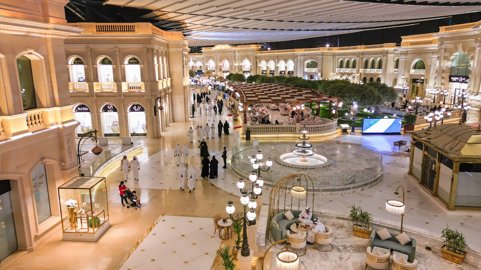 صورة تظهر مول الحزم الفخم بمنطة المرخية بالدوحة
