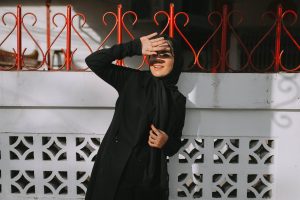فتاة محجبة