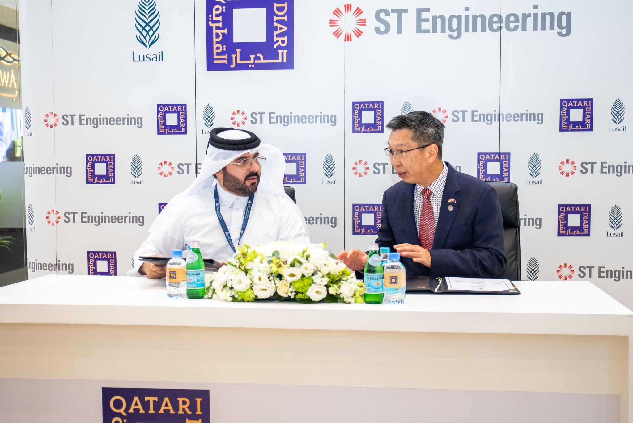 ممثل شركة الديار خلال توقيع العقد مع س تي إنجينيرينغ