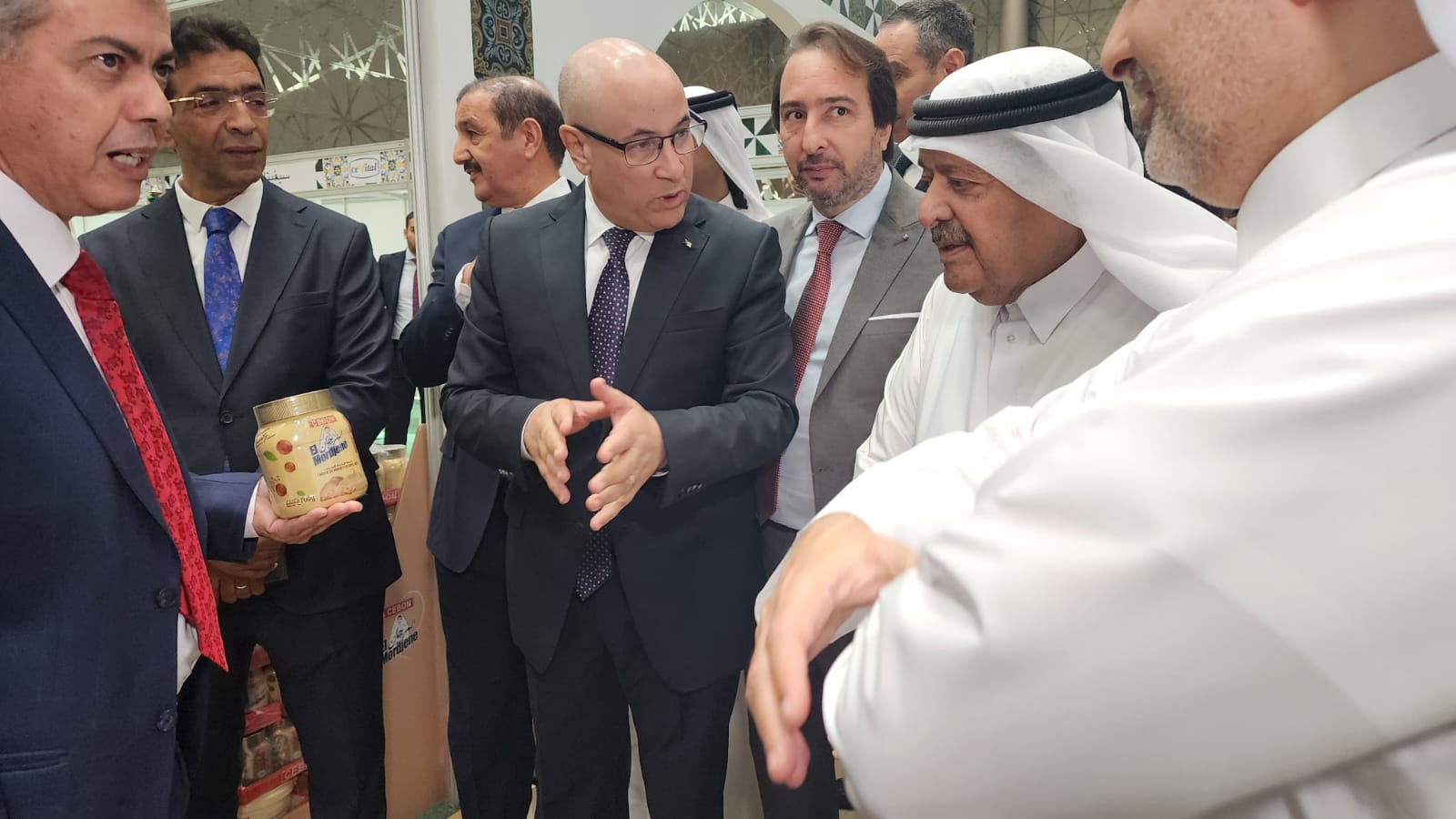 الشيخ فيصل بن قاسم آل ثاني يتذوق شكولاتة المرجان 