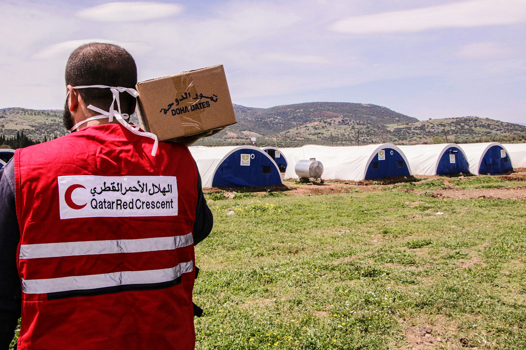 الهلال الأحمر القطري يوزع 220 طناً من المساعدات الغذائية على النازحين في الداخل السوري