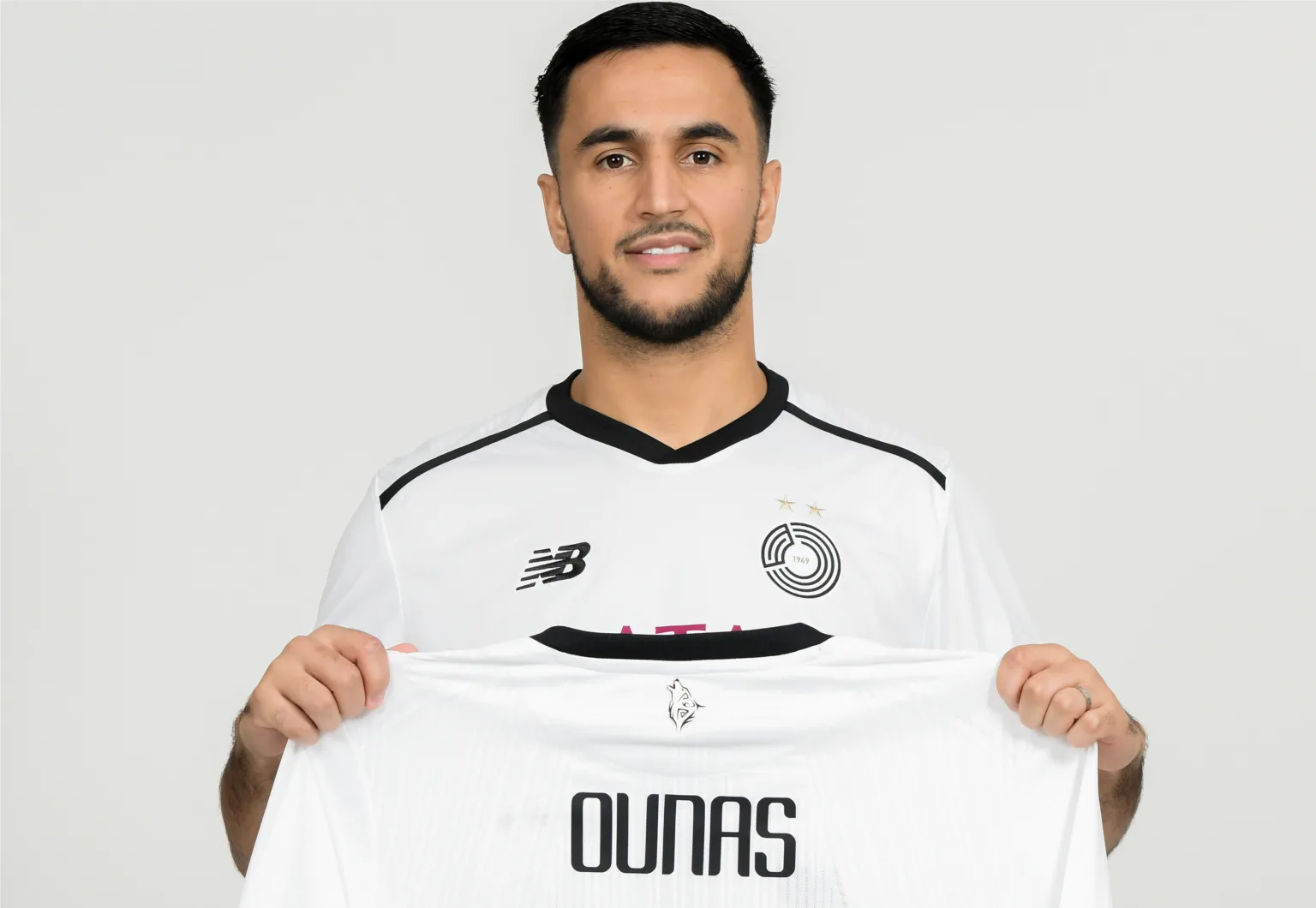 الجزائري آدم وناس