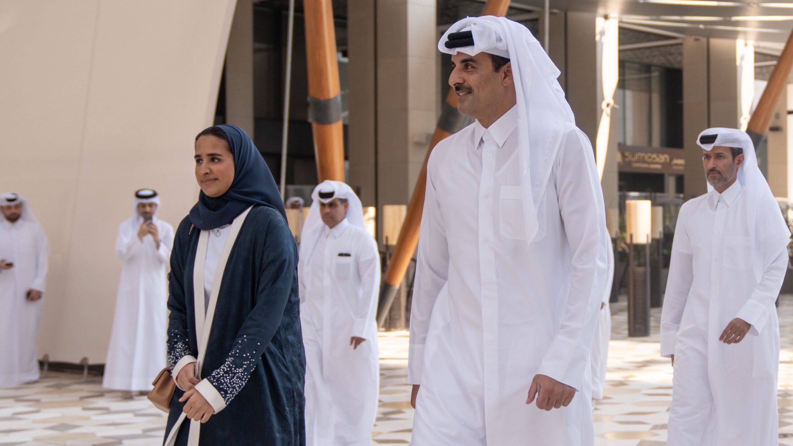 أمير دولة قطر يدلي بصوته