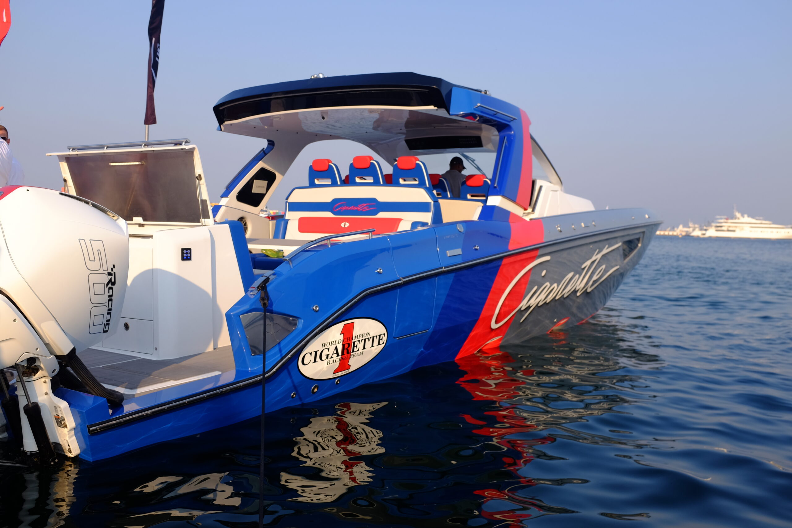 زورق "سيقارات" السريع