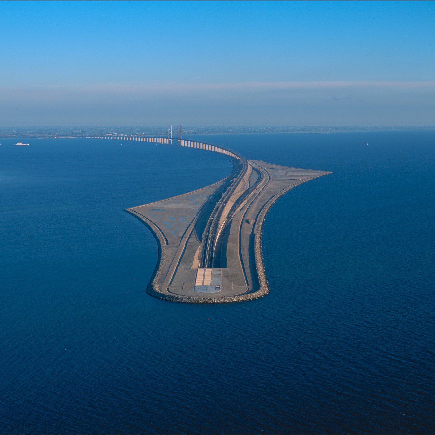  نفق بحري بين بلدين أوربيين 