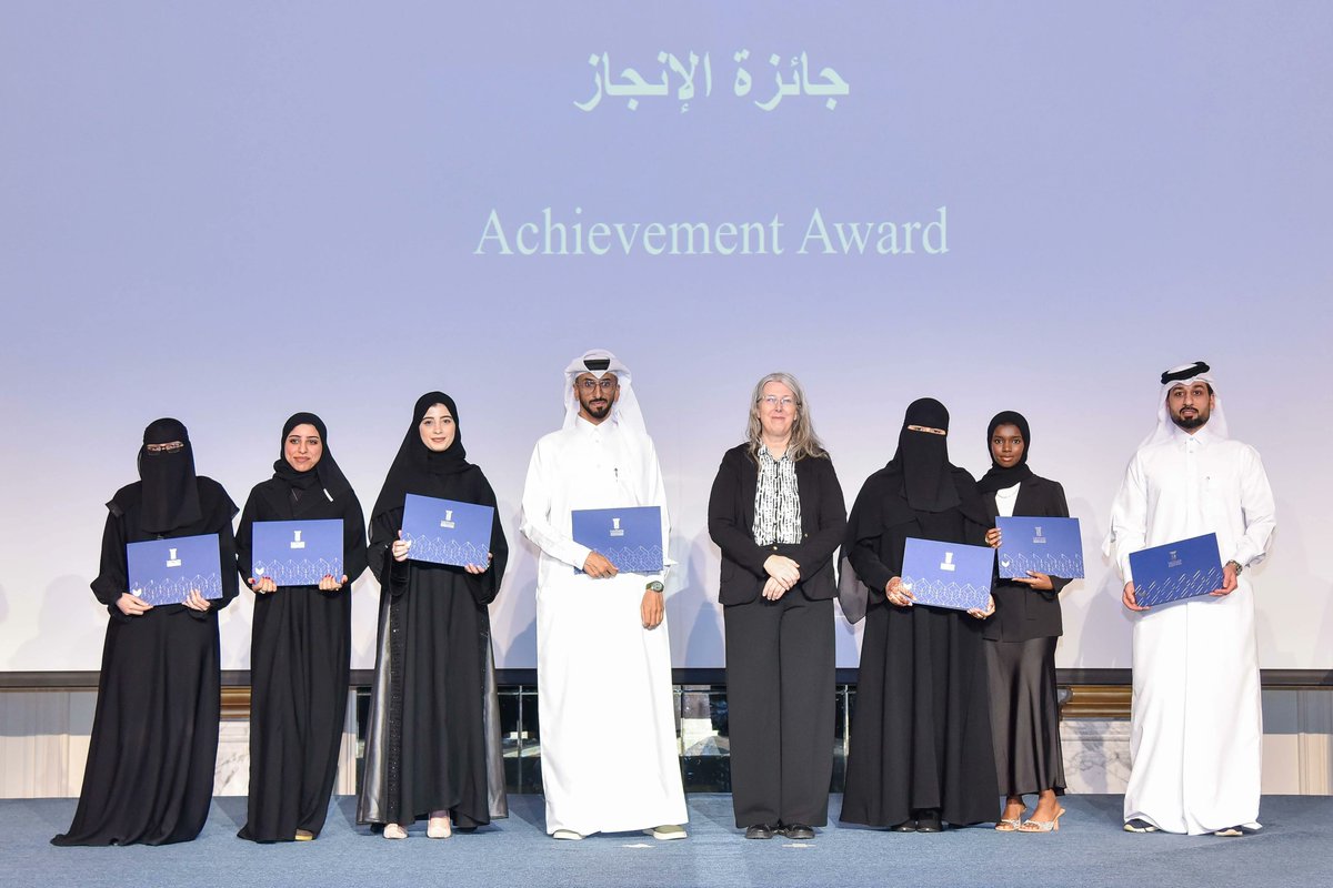جامعة الدوحة تكرم الطلاب 