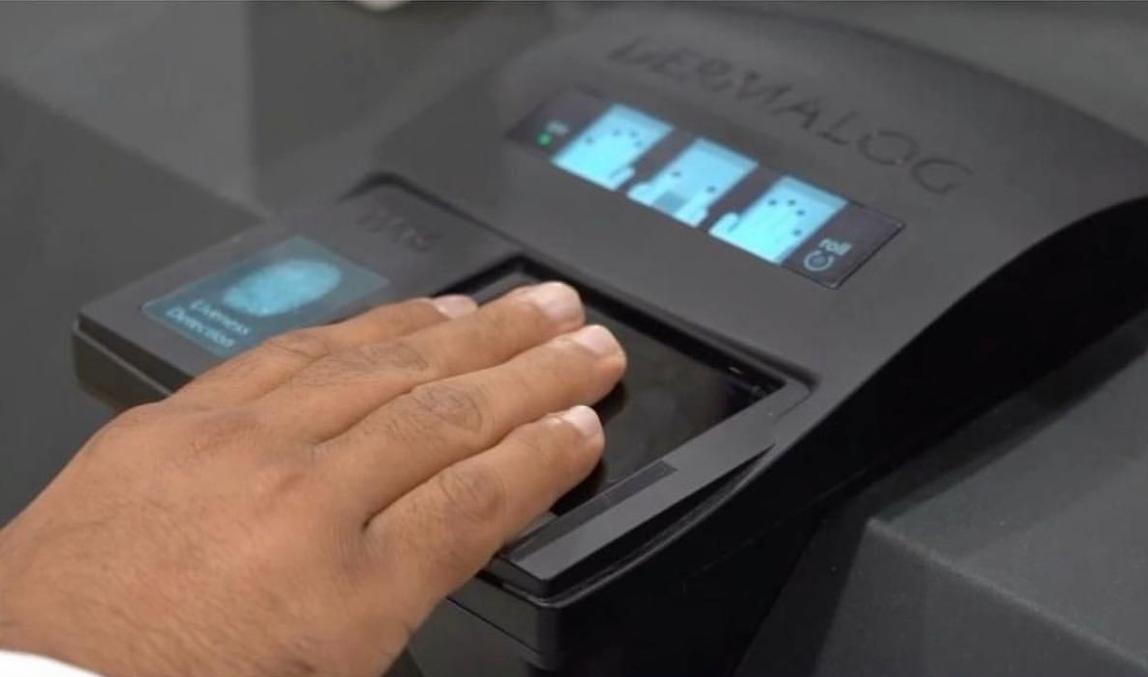 دولة خليجية تُلزم المقيمين بإجراء البصمة