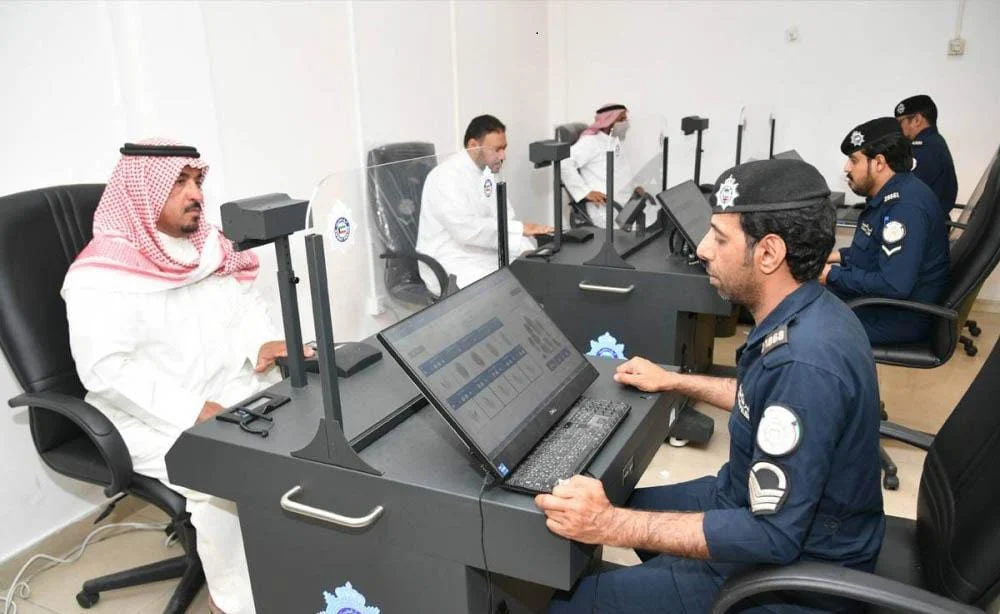 دولة خليجية تُلزم المقيمين بإجراء البصمة