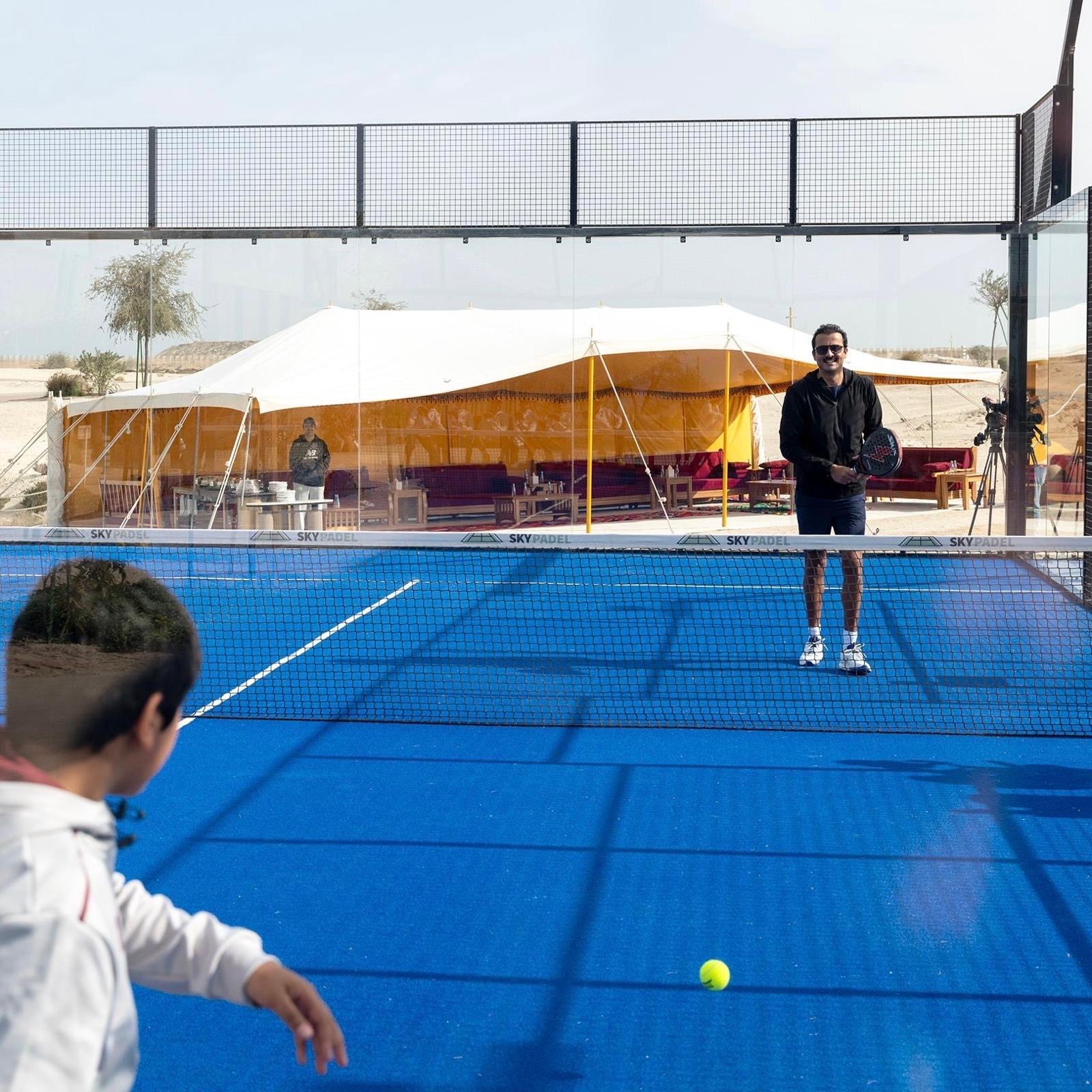 أمير قطر يلعب التنس في اليوم الرياضي للدولة 2025