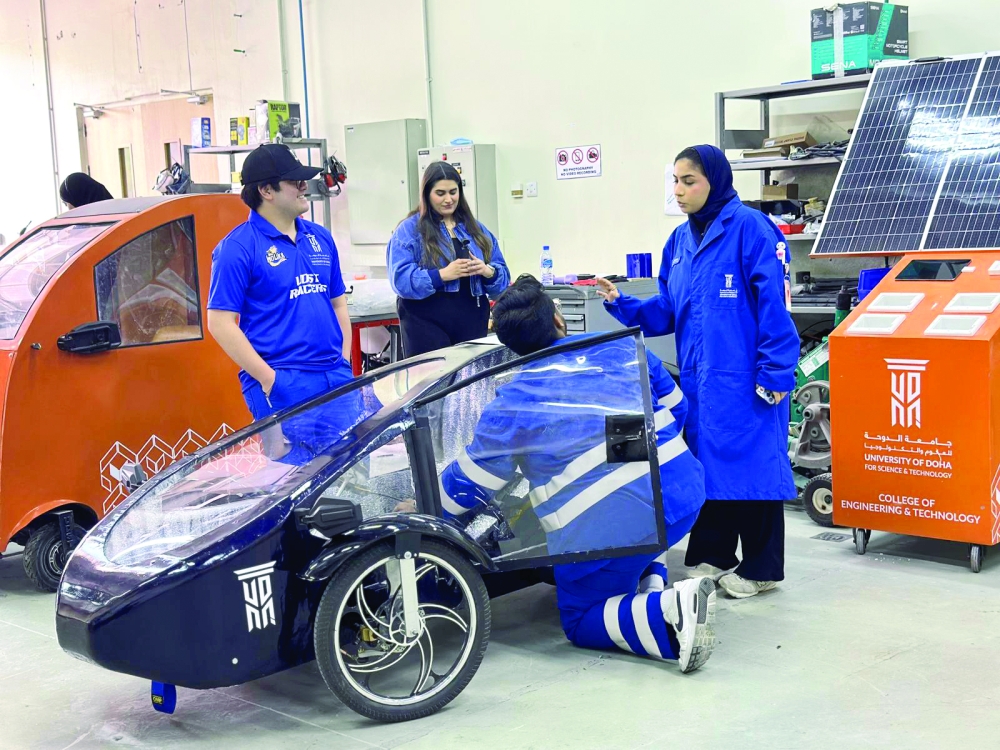 طلاب جامعة الدوحة يصنعون سيارتين