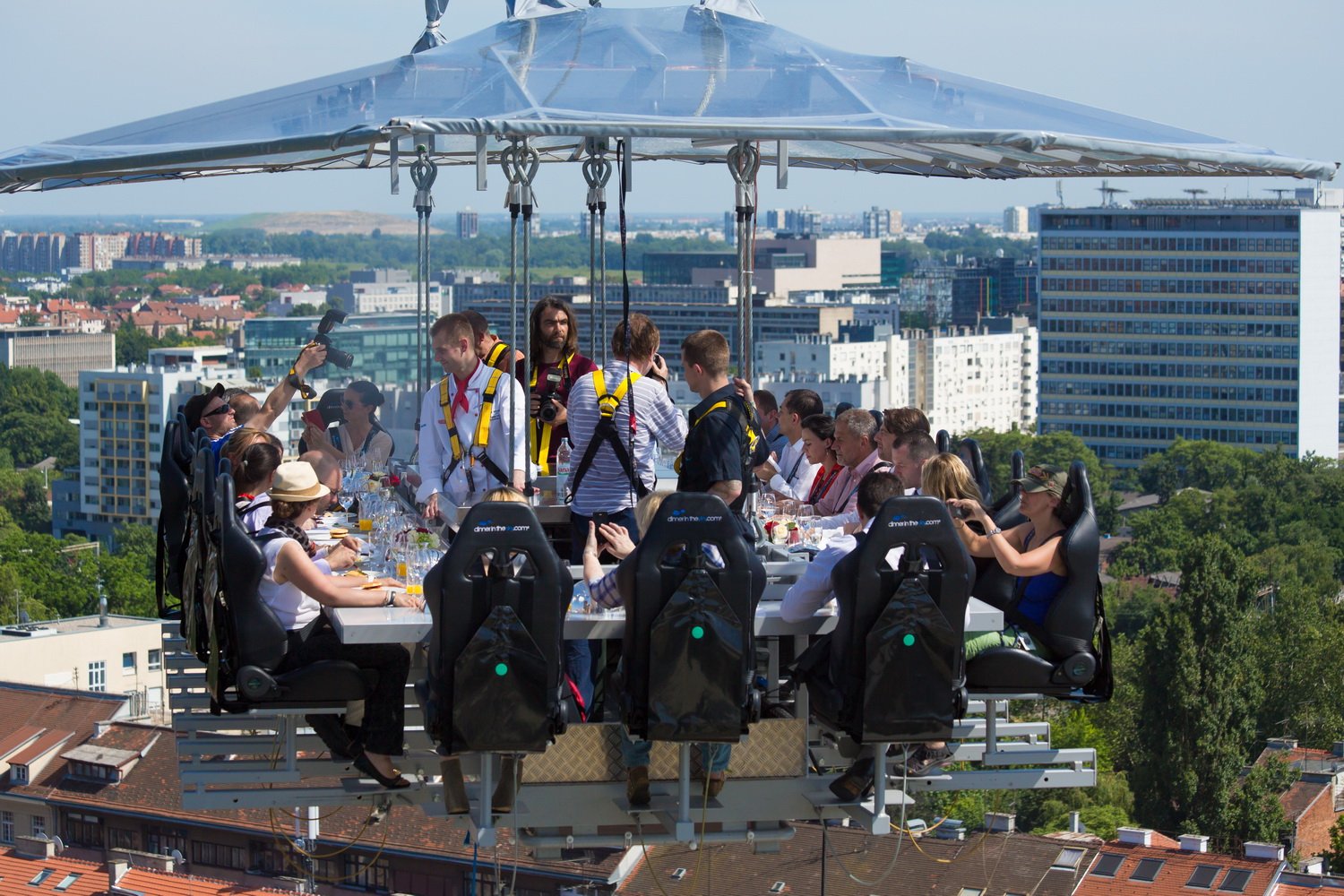 تجربة عشاء في السحاب