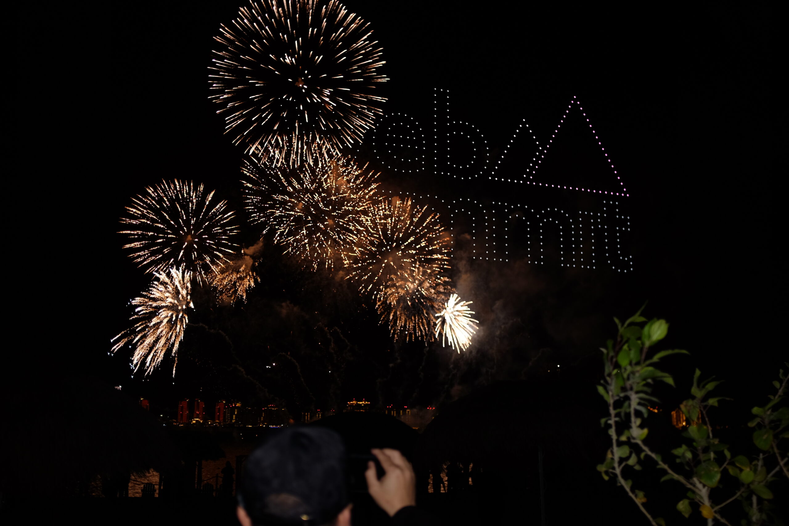 طائرات الدرون ترسم شعار الويب قطر