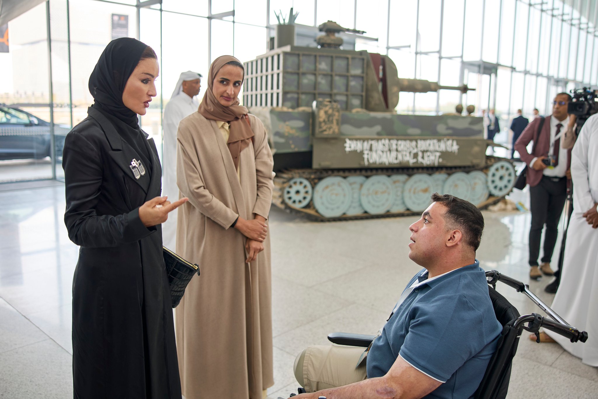 سمو الشيخة موزا مع الطالب  من غزة