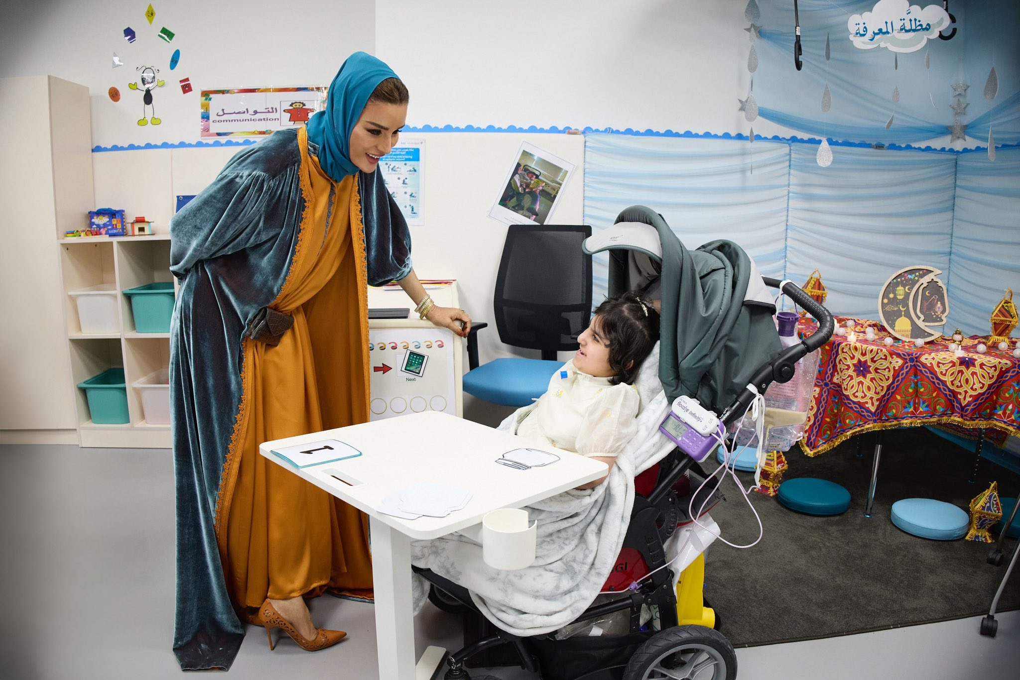 الشيخة موزا تزور أكاديمية وارف في قطر