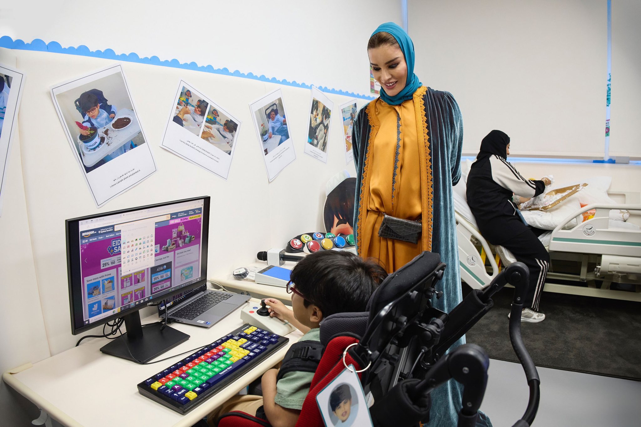 الشيخة موزا تزور أكاديمية وارف
