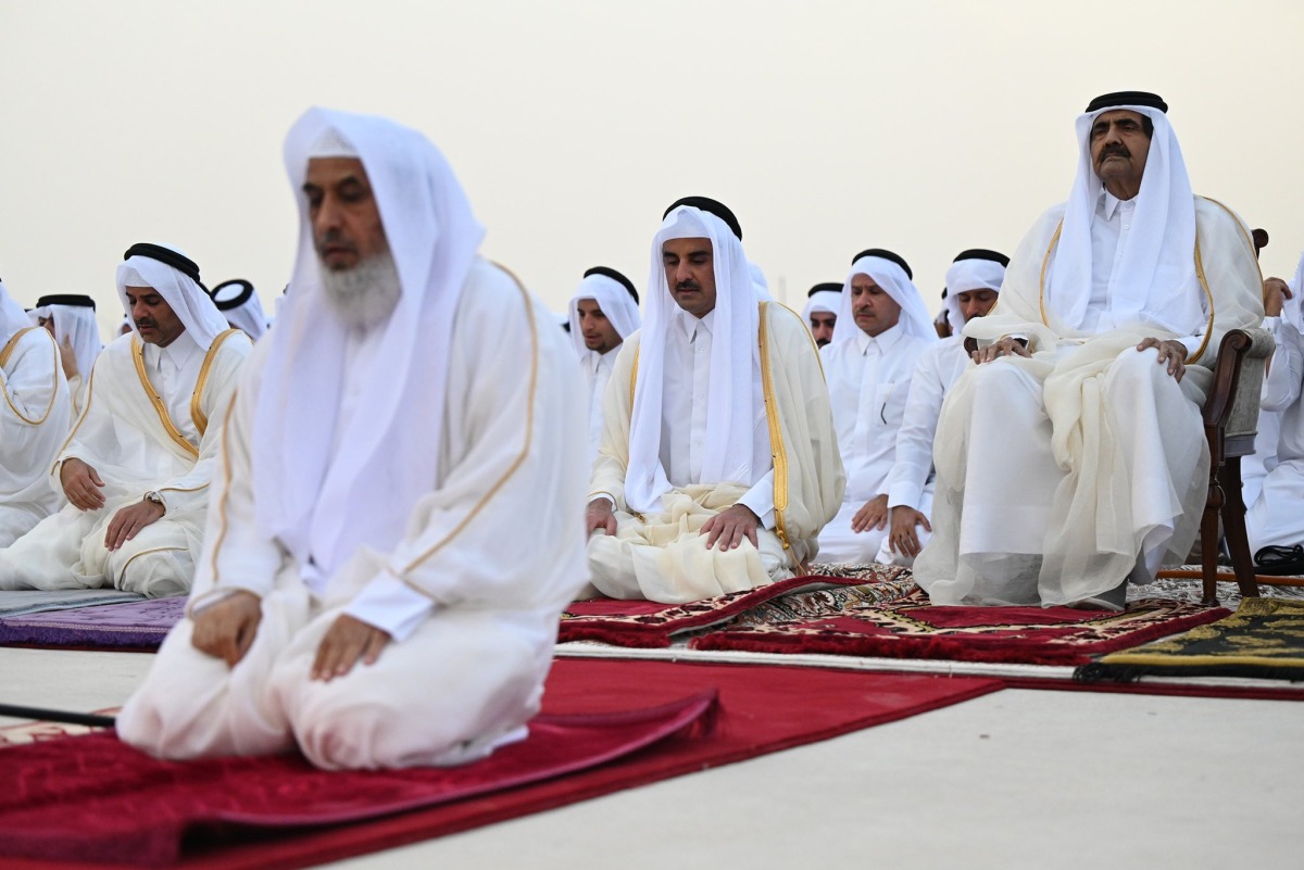 أمير قطر يؤدي صلاة العيد 