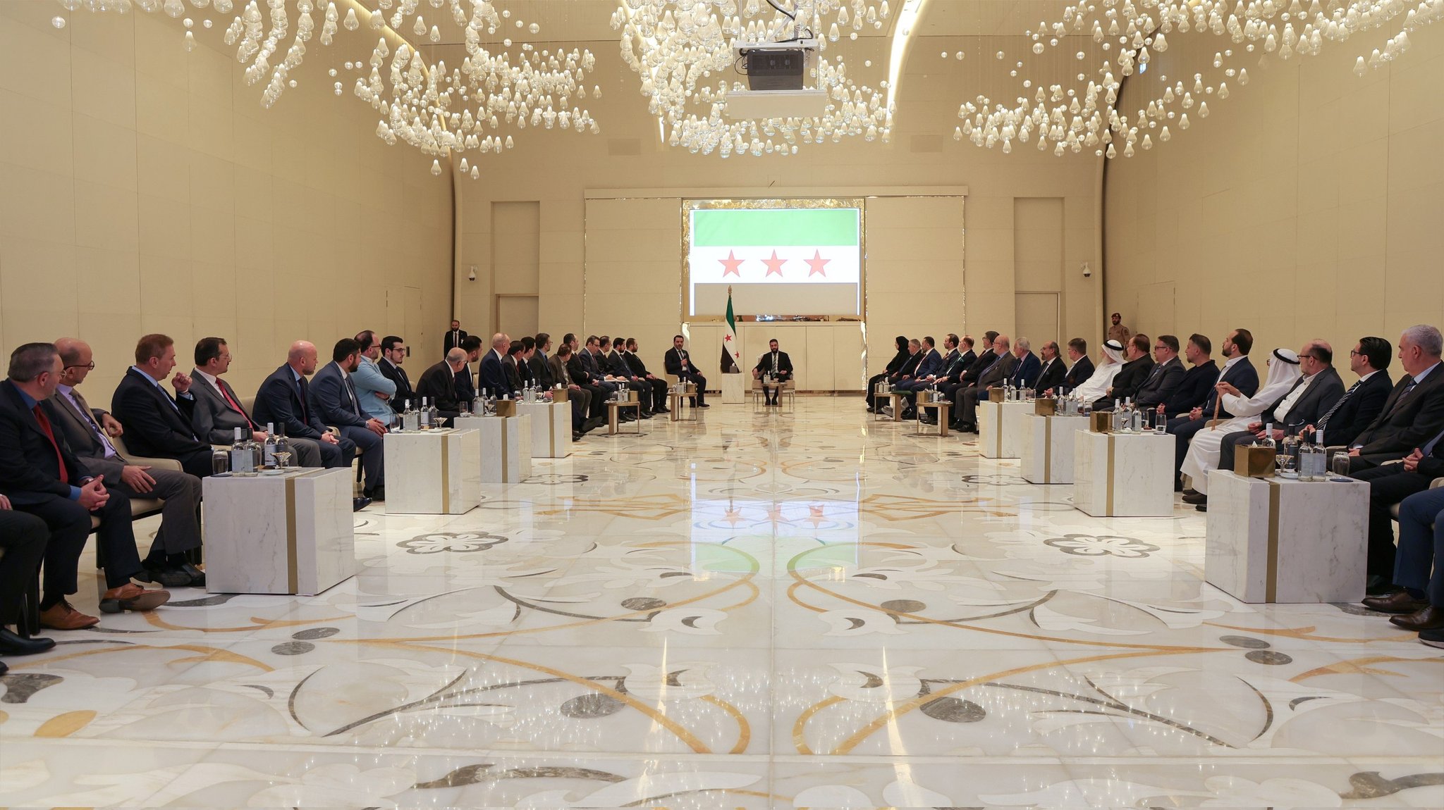 أحمد الشرع يلتقي الجالية السورية في قطر