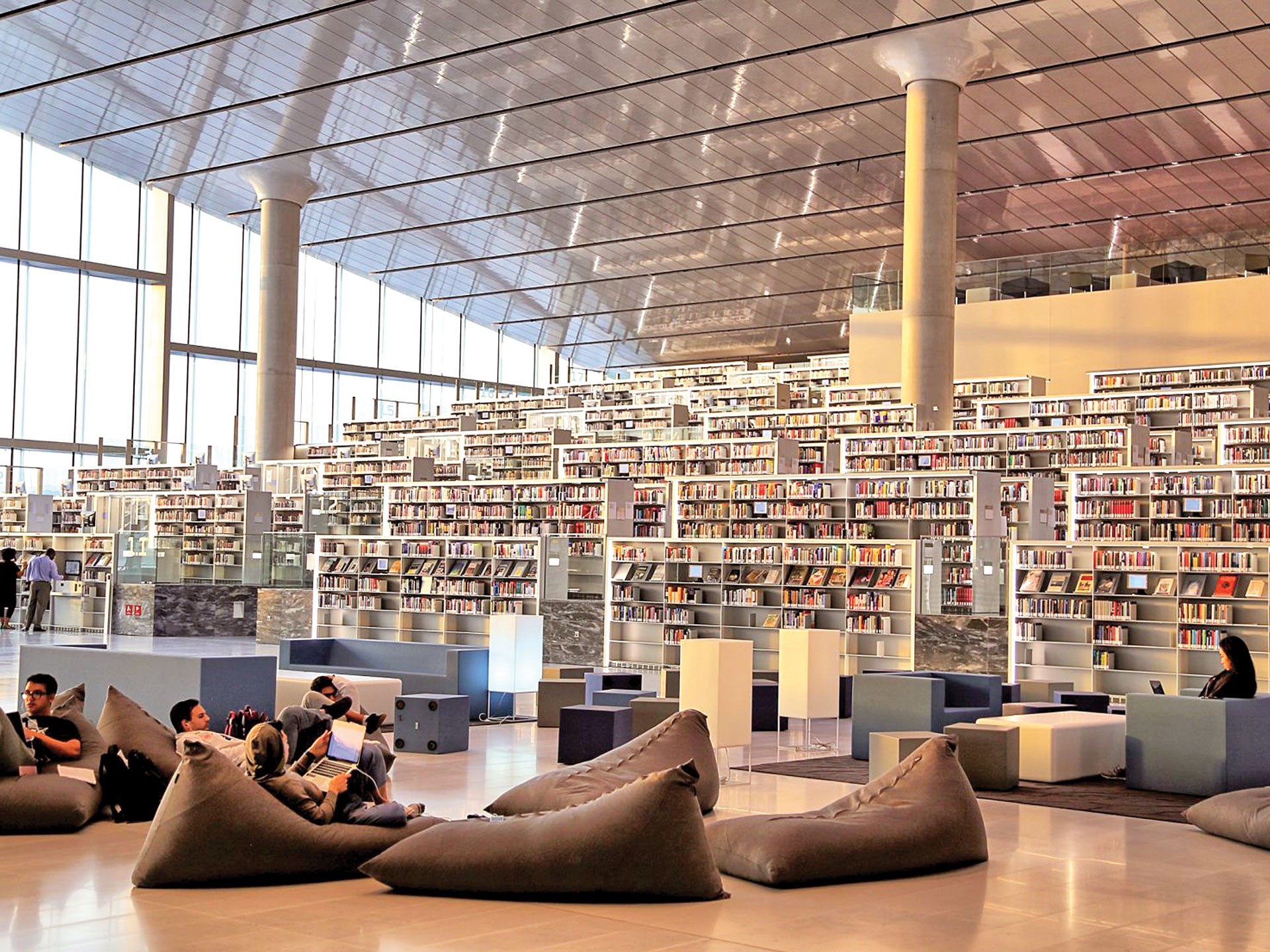 محطة استعارة كتب في الخور مول