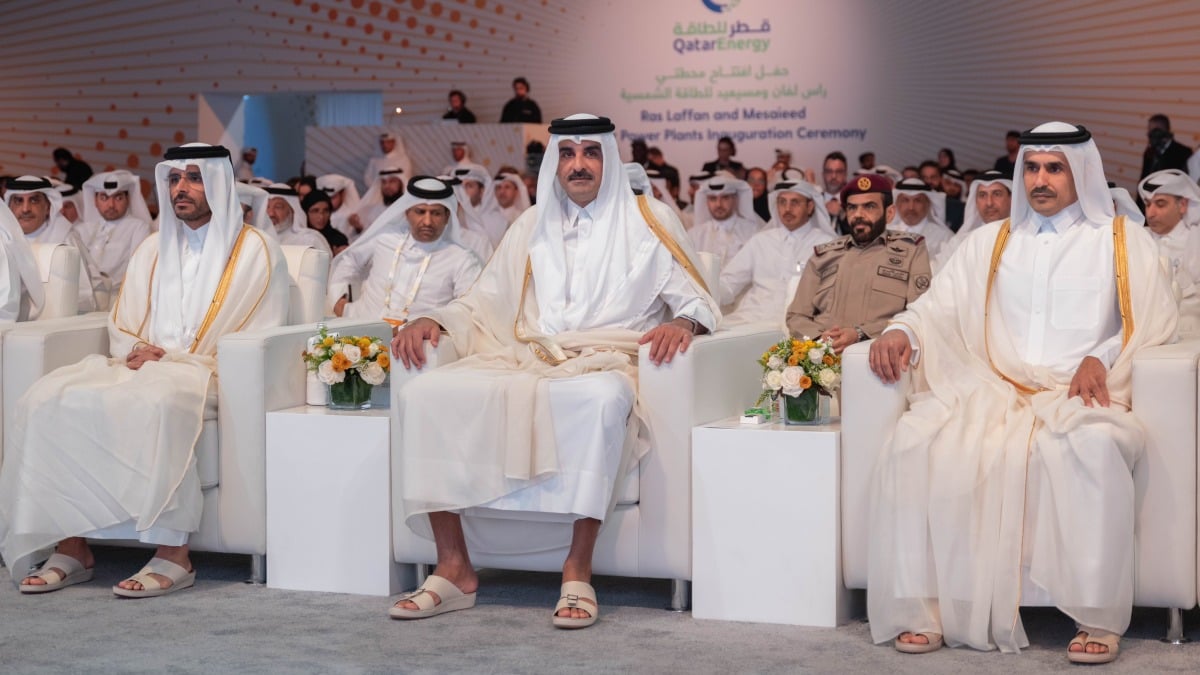 أمير قطر خلال افتتاح محطتي الطاقة الشمسية في قطر