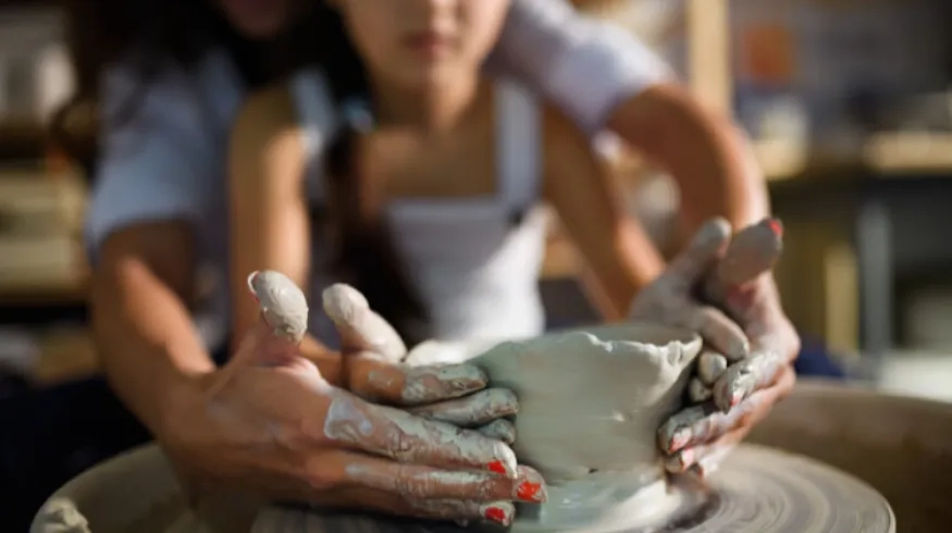 مركز M7 يطلق مخيم "اللعب بالطين وصنع الفخار"