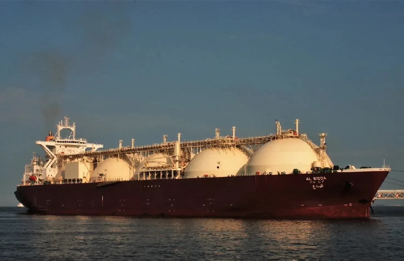 تحويل مسار ناقلة غاز مسال قطرية في عرض البحر.. ما القصة؟