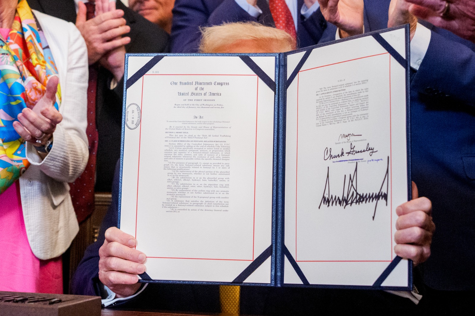 الرئيس الأميركي دونالد ترمب بعد توقيع قانون وقف جميع أشكال الاتجار بالفنتانيل في القاعة الشرقية بالبيت الأبيض، واشنطن، الولايات المتحدة - بلومبرغ