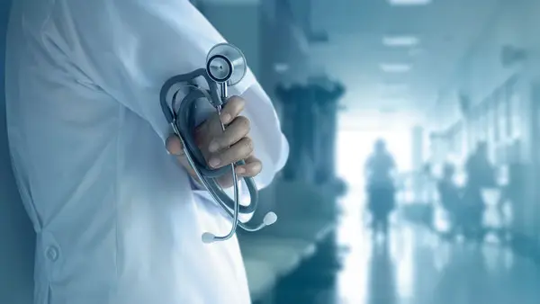 حبس طبيب أجرى عمليات تجميلية خاطئة