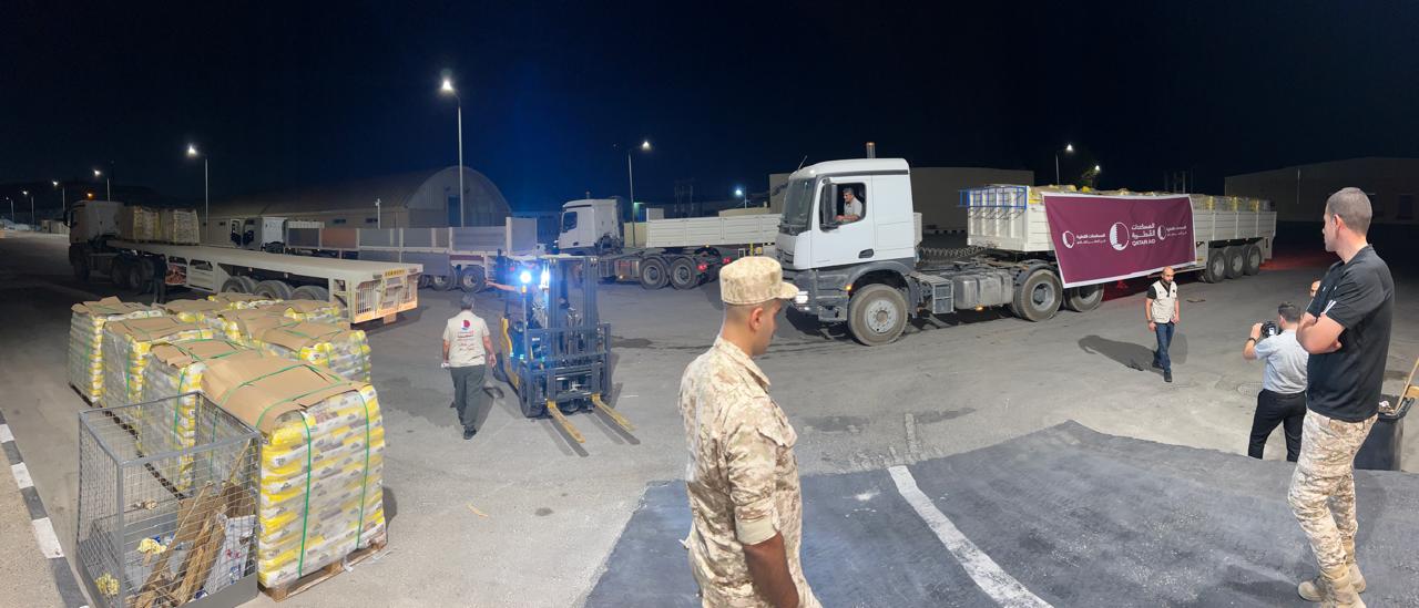 وتشمل الشحنات القطرية أصنافًا متنوعة من المساعدات، أبرزها المواد الغذائية الأساسية، والمستلزمات الطبية الطارئة، ومواد الإيواء، في محاولة لتخفيف المعاناة اليومية التي تثقل كاهل الفلسطينيين في غزة وسط انهيار للبنية التحتية الصحية ونقص حاد في الخدمات الأساسية.