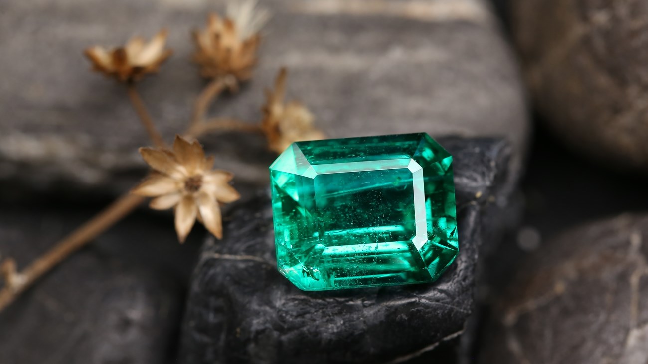 أحجار كريمة