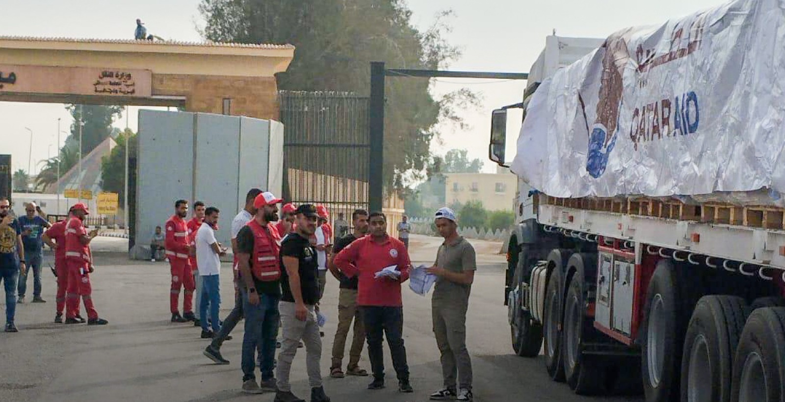الهلال الأحمر القطري يسيّر قافلة إغاثية من 35 شاحنة عبر معبر رفح