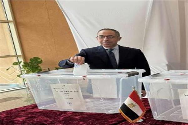 أحد المواطنين المصريين أثناء الإدلاء بصوته