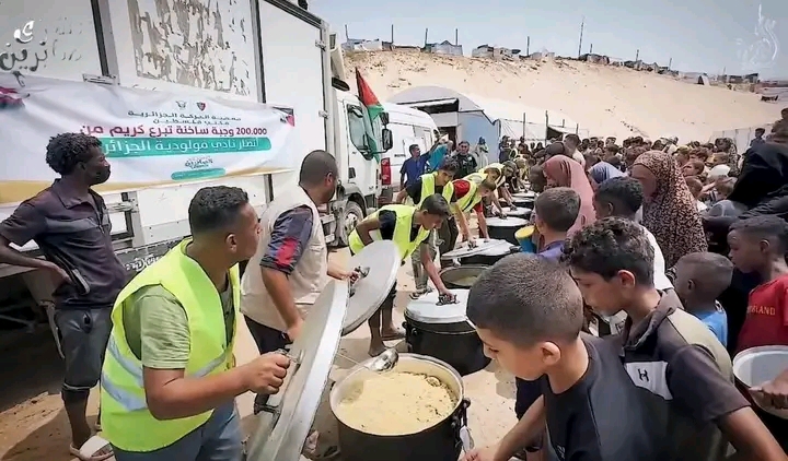 أنصار مولودية الجزائر يكسرون حصار غزة