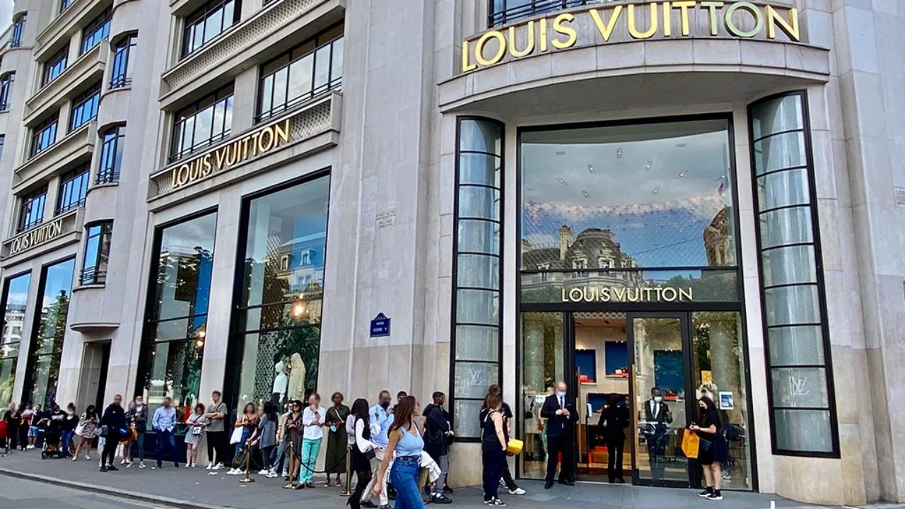 محلات شارع "الشانزيليزيه" في باريس