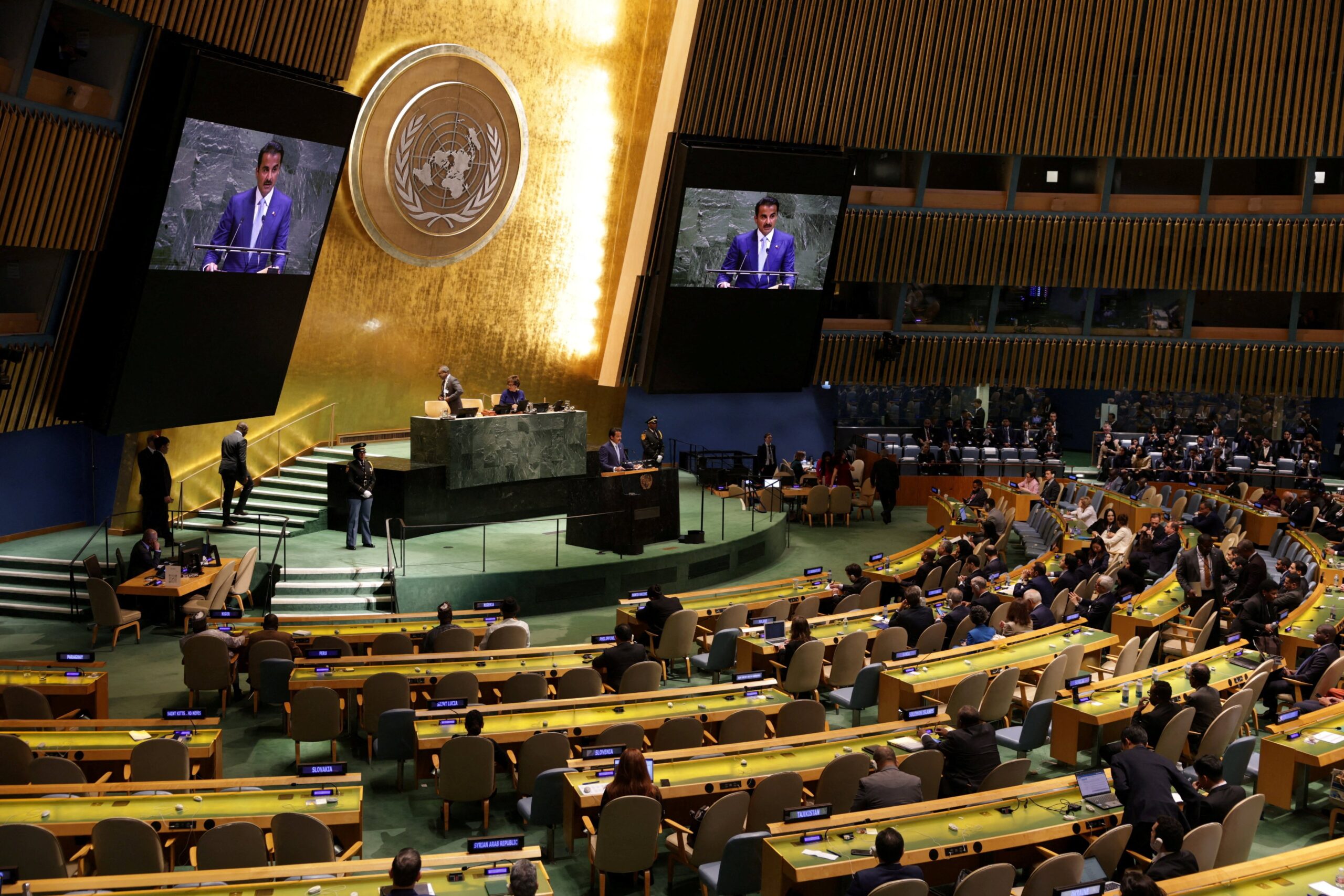 أمير قطر يقصف إسرائيل