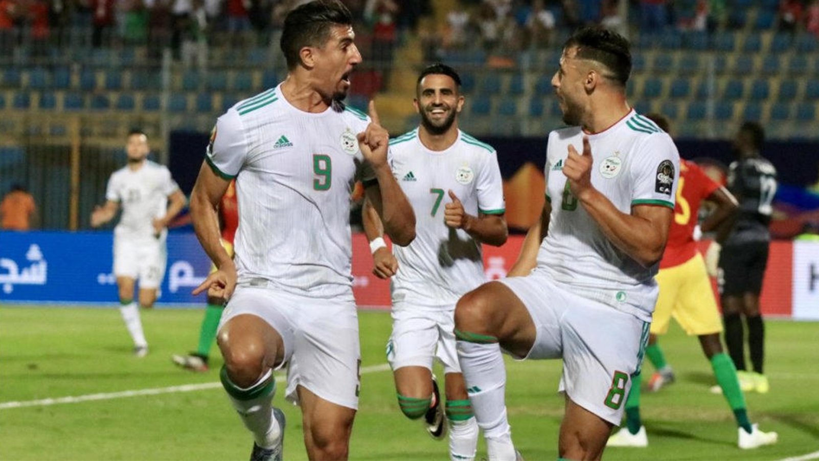 النجوم الجزائريون يضيئون الملاعب العربية بعد تألقهم الأوروبي