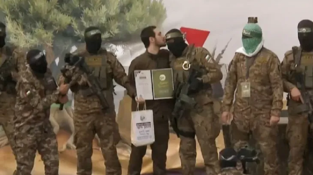 عائلة أحد الأسرى الإسرائيليين تحيي جندي ملثم من كتائب القسام في غزة