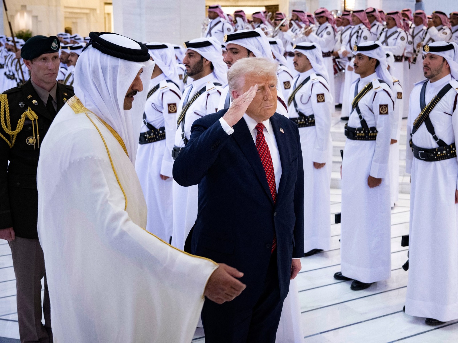 ترمب يتوقف في الدوحة ويلتقي أمير قطر ورئيس الوزراء