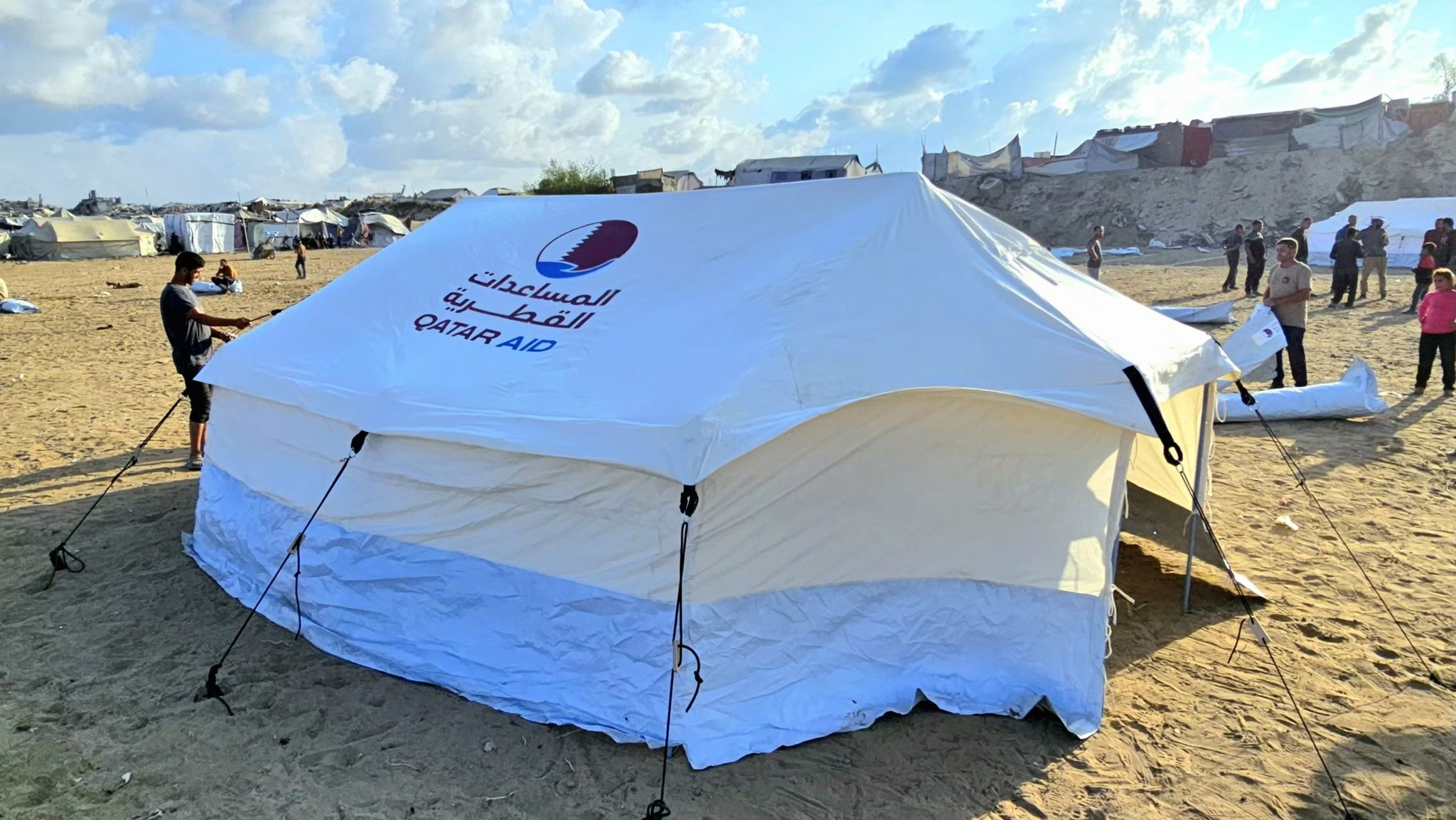 صندوق قطر للتنمية يوزع خيام الإيواء في غزة لمساندة آلاف الأسر المتضررة