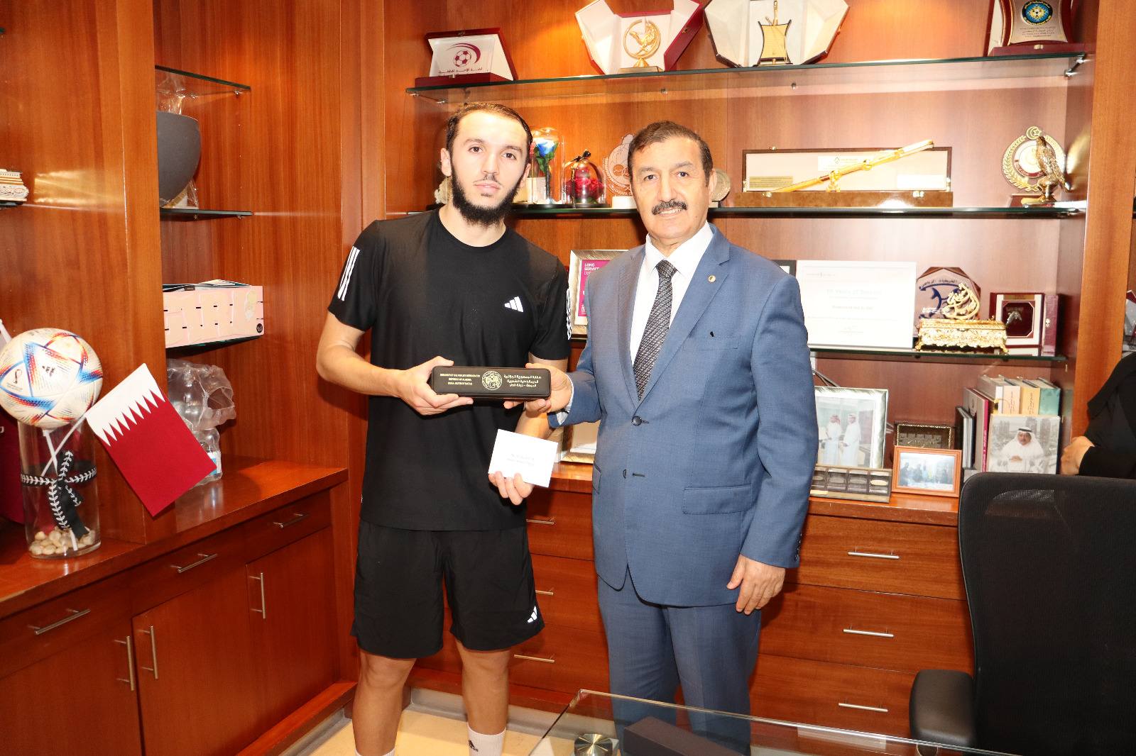 السفير الجزائري في قطر يزور بلايلي ويُطمئن على حاله الصحية