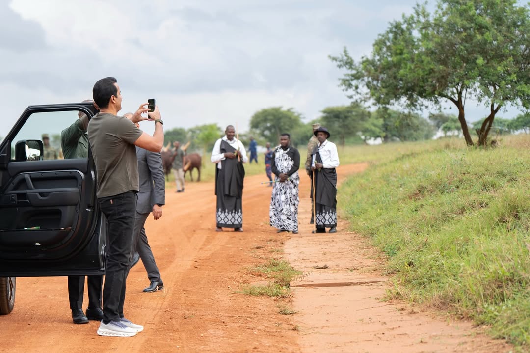 أمير قطر وهو يوثّق اللحظات عبر هاتفه الخاص