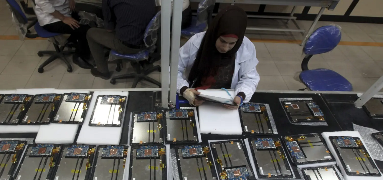 من يعمل أكثر في العالم العربي 2025… الرجال أم النساء؟