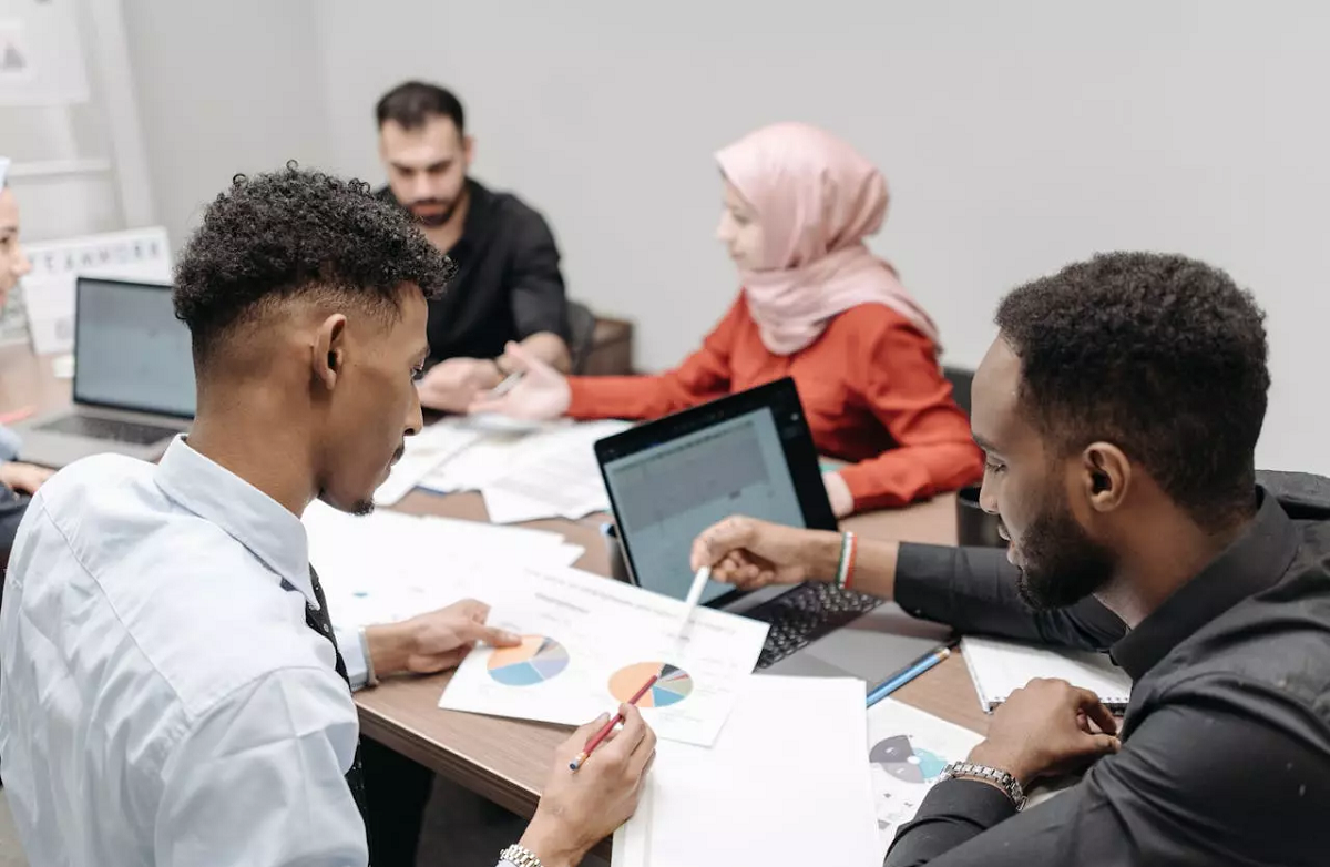 من يعمل أكثر في العالم العربي 2025… الرجال أم النساء؟
