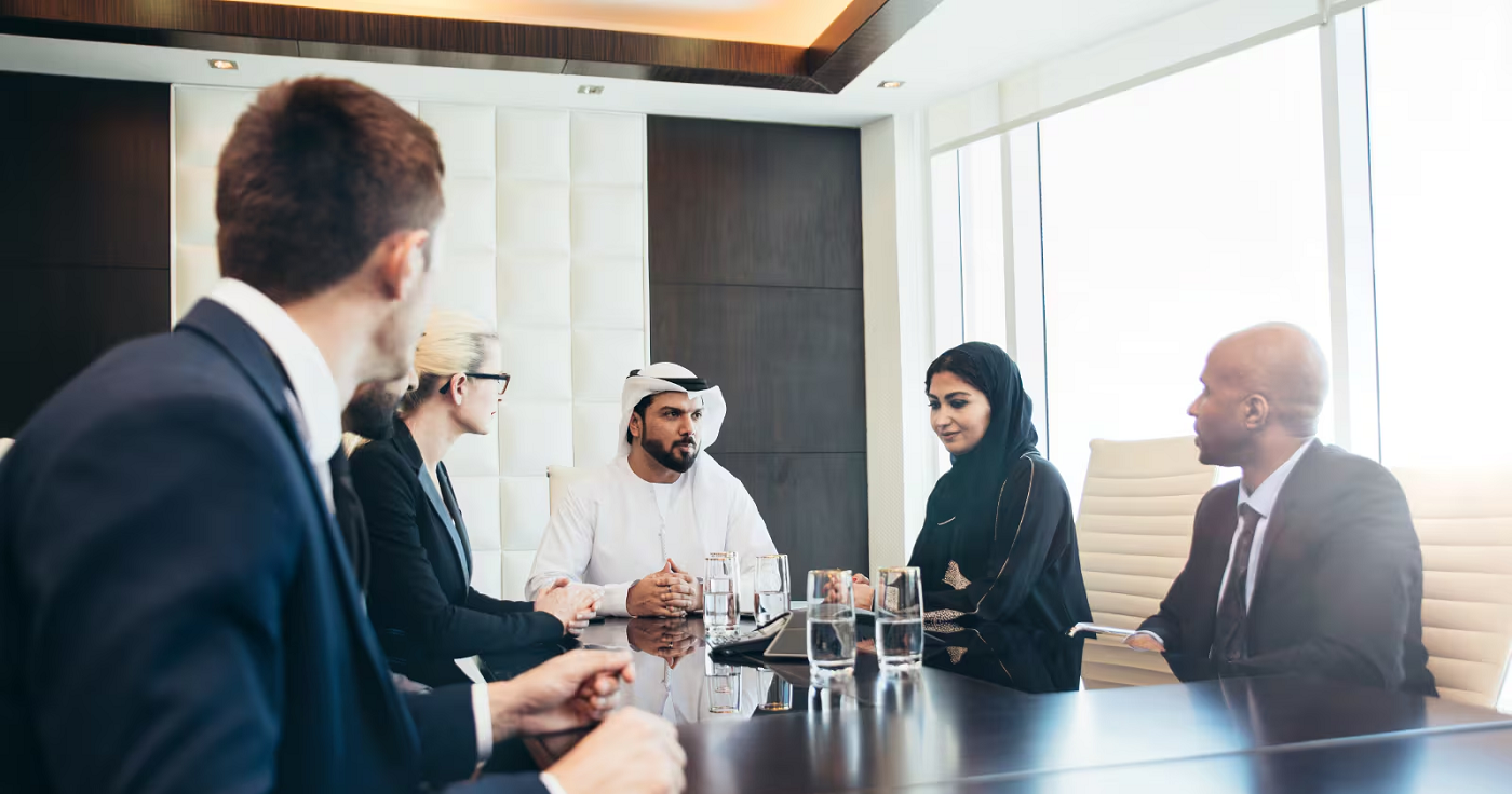 من يعمل أكثر في العالم العربي 2025… الرجال أم النساء؟