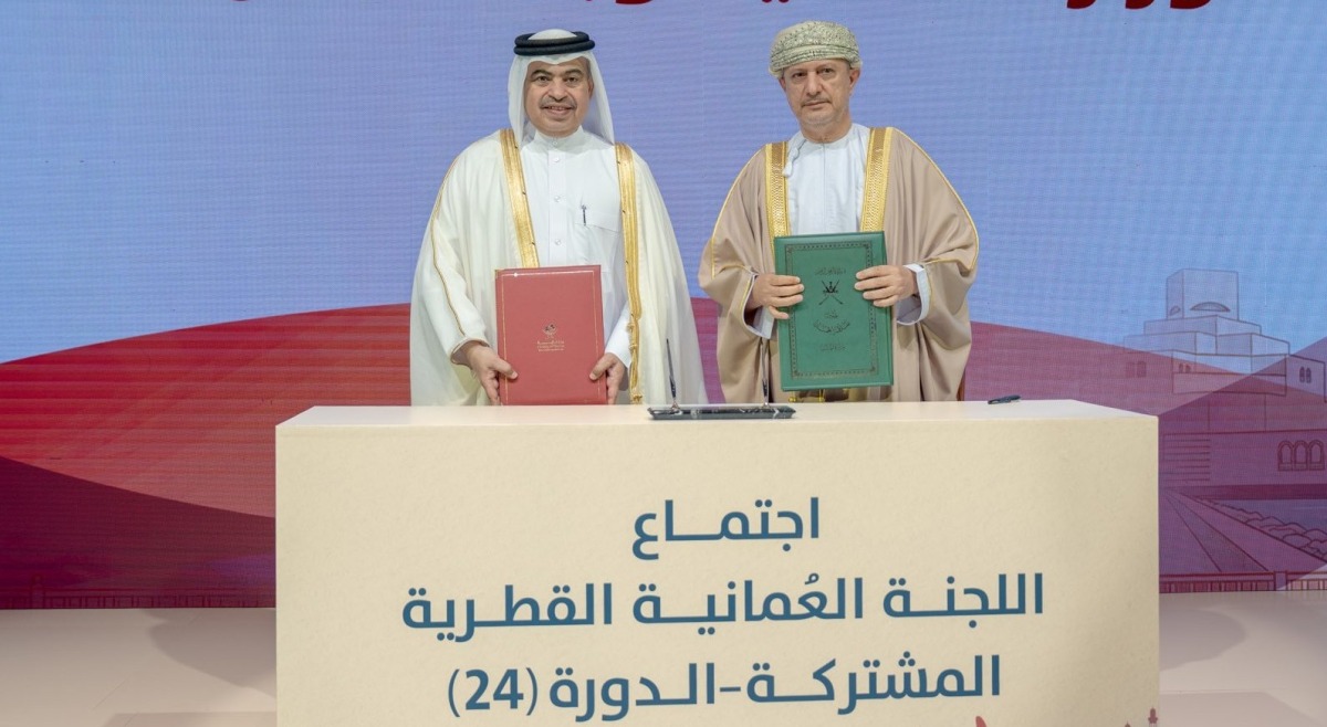قطر وسلطنة عمان توقّعان مذكرة تفاهم لتعزيز الشراكة التجارية والاستثمارية
