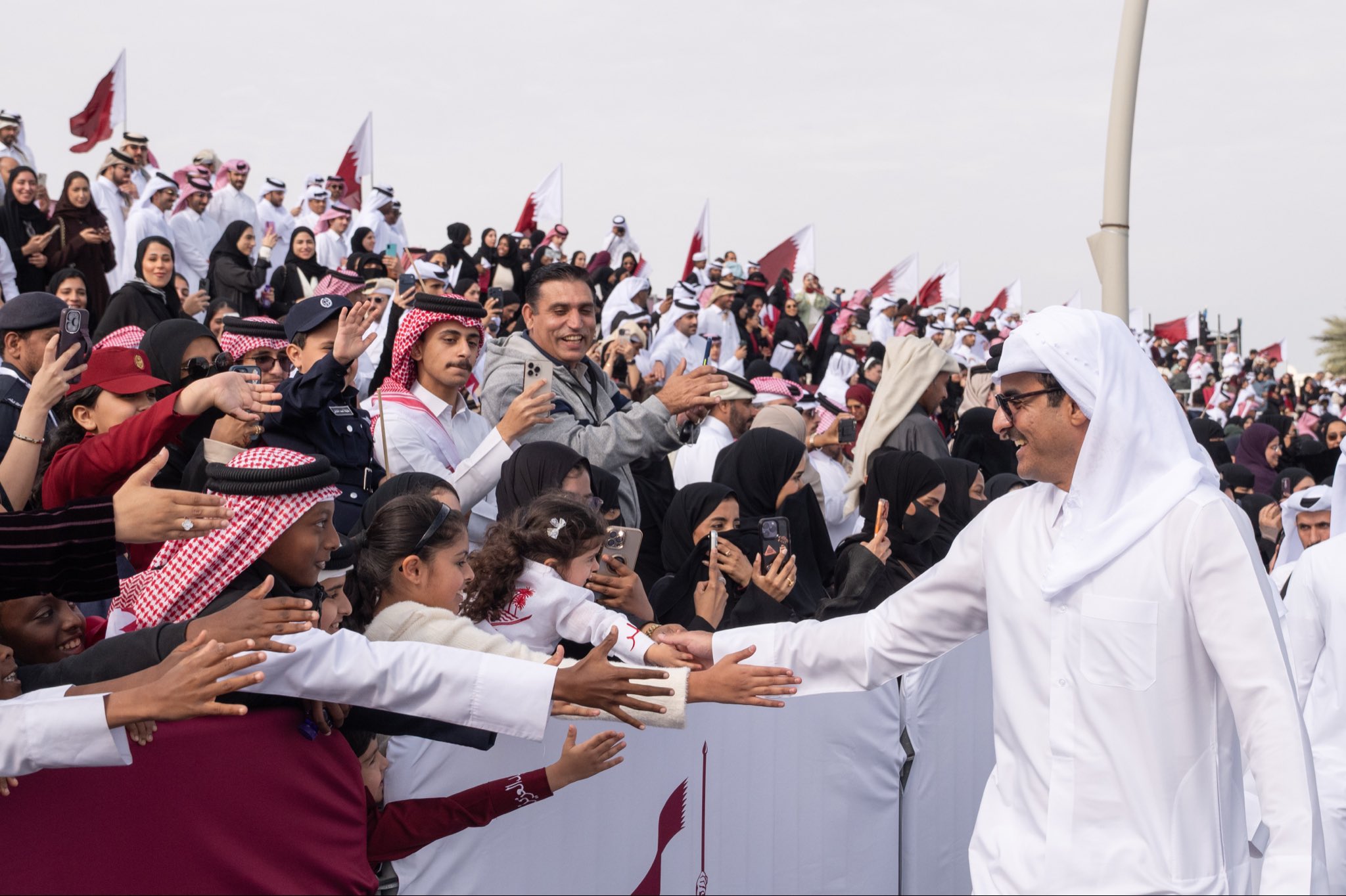 أمير قطر يهنئ المقيمين بمناسبة اليوم الوطني للدولة