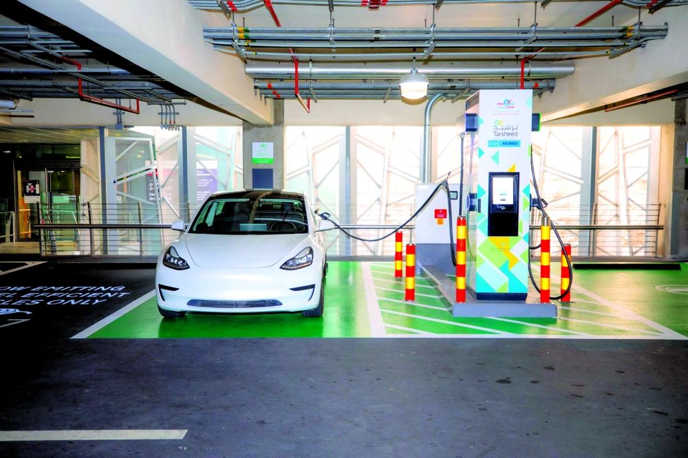 مطار حمد الدولي يطلق أولى محطات شحن السيارات الكهربائية