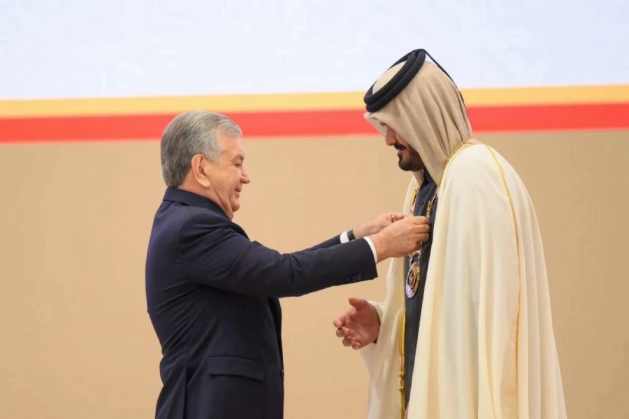 رئيس أوزبكستان يقلّد الشيخ جوعان بن حمد آل ثاني وسام الشرف الأولمبي