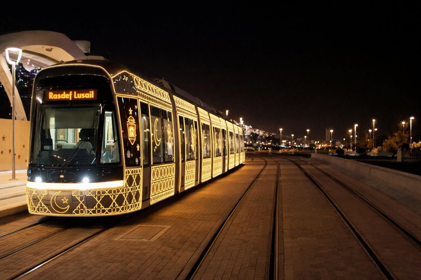 شاهد بالفيديو تزيين ترام لوسيل بالأضواء احتفالاً برمضان في قطر