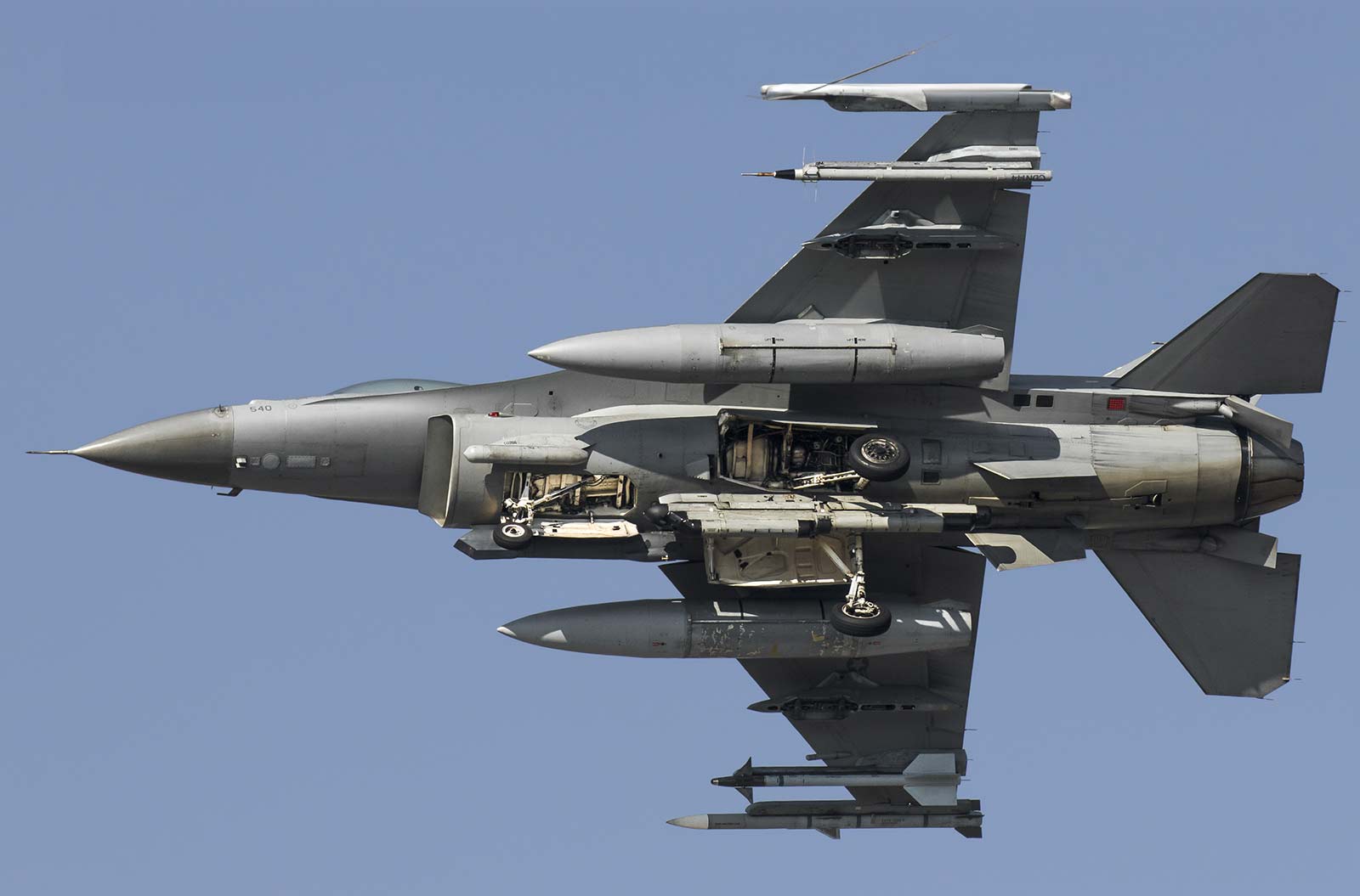 مقاتلة قطرية واحدة تسقط طائرتين إيرانيتين في اشتباك جوي