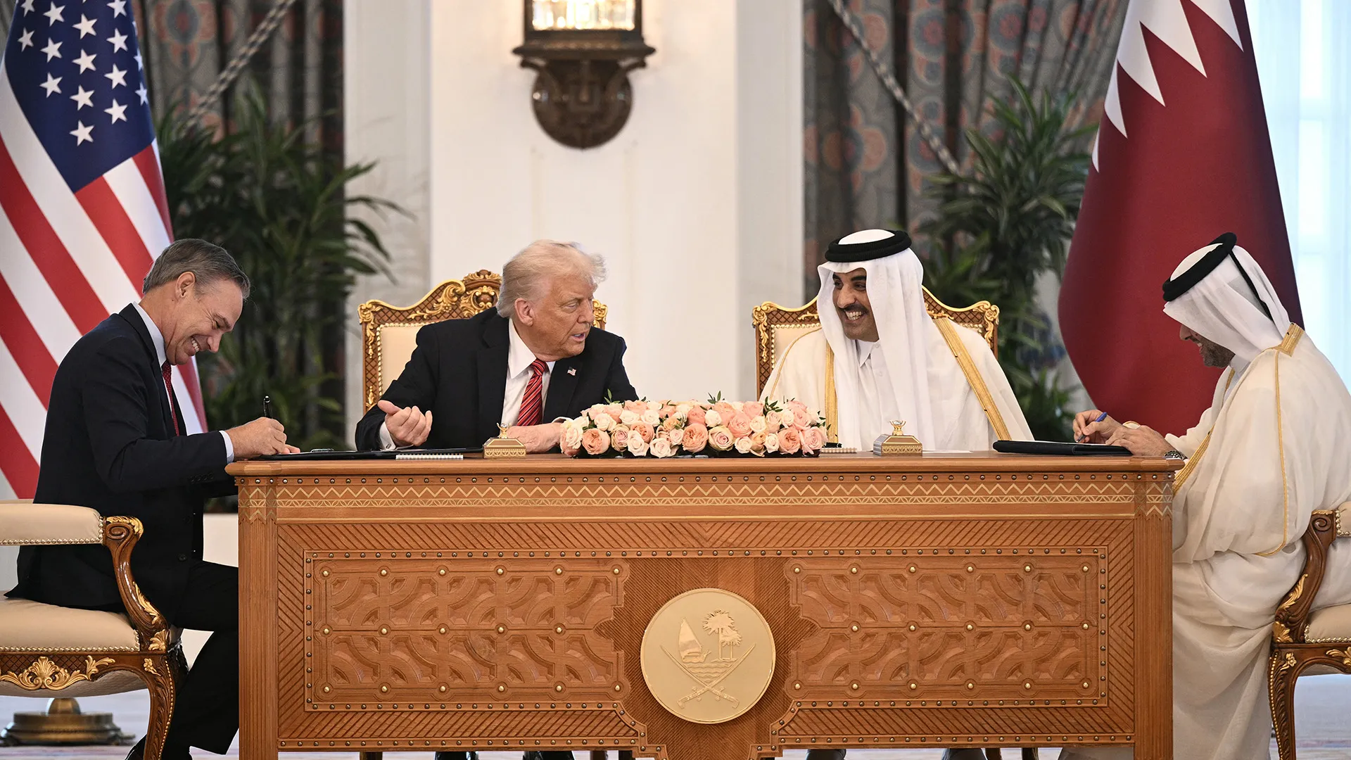 أمير قطر وترامب يشهدان توقيع اتفاقيات